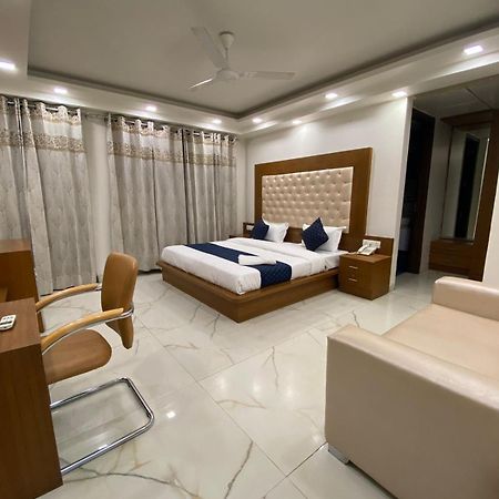 גורגאון Hotel Leaf 9 Boutique, Near Golf Course Road And Galleria Market מראה חיצוני תמונה