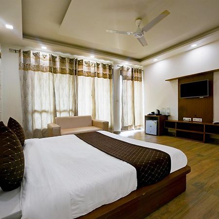 גורגאון Hotel Leaf 9 Boutique, Near Golf Course Road And Galleria Market מראה חיצוני תמונה