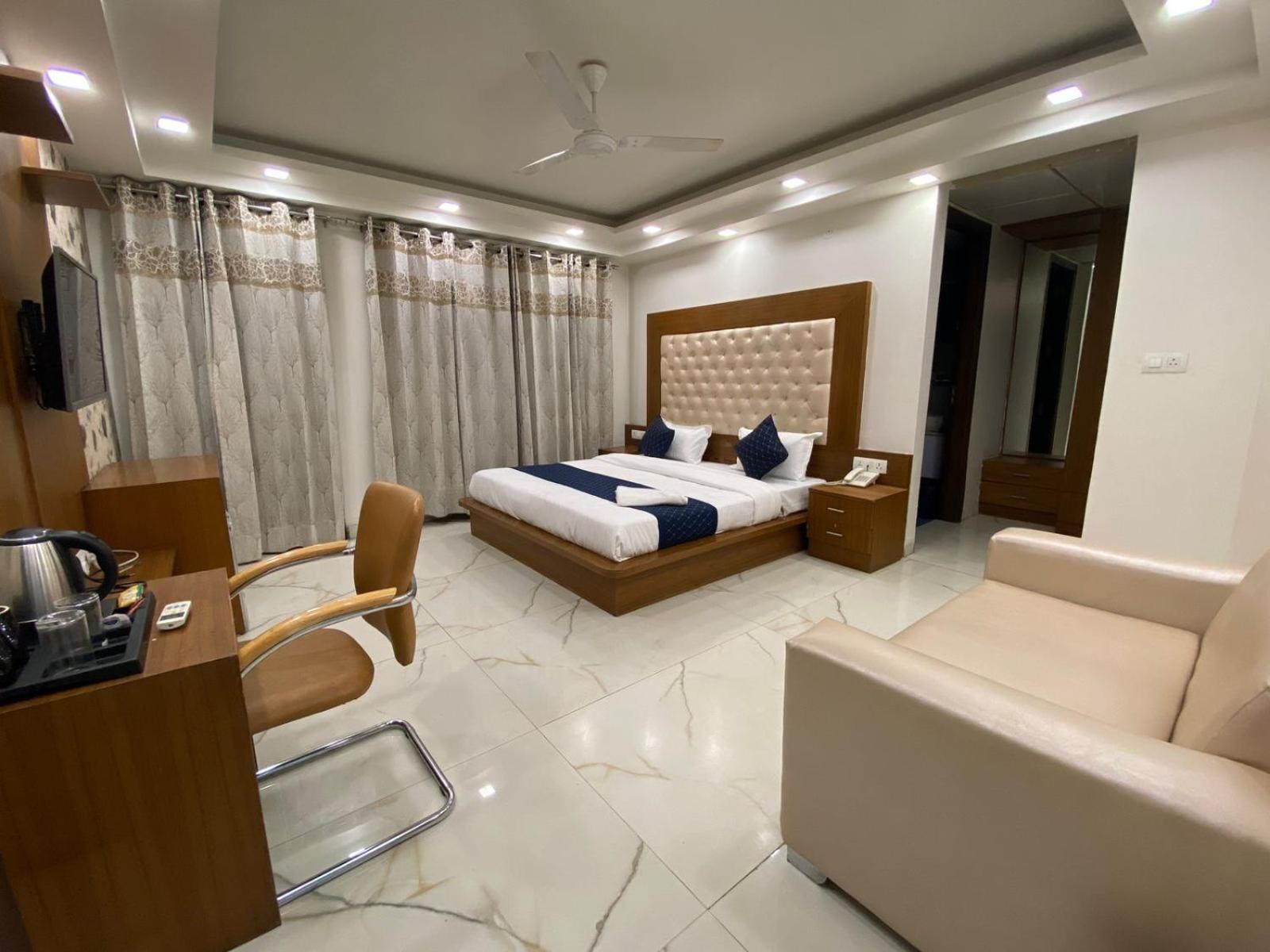 גורגאון Hotel Leaf 9 Boutique, Near Golf Course Road And Galleria Market מראה חיצוני תמונה