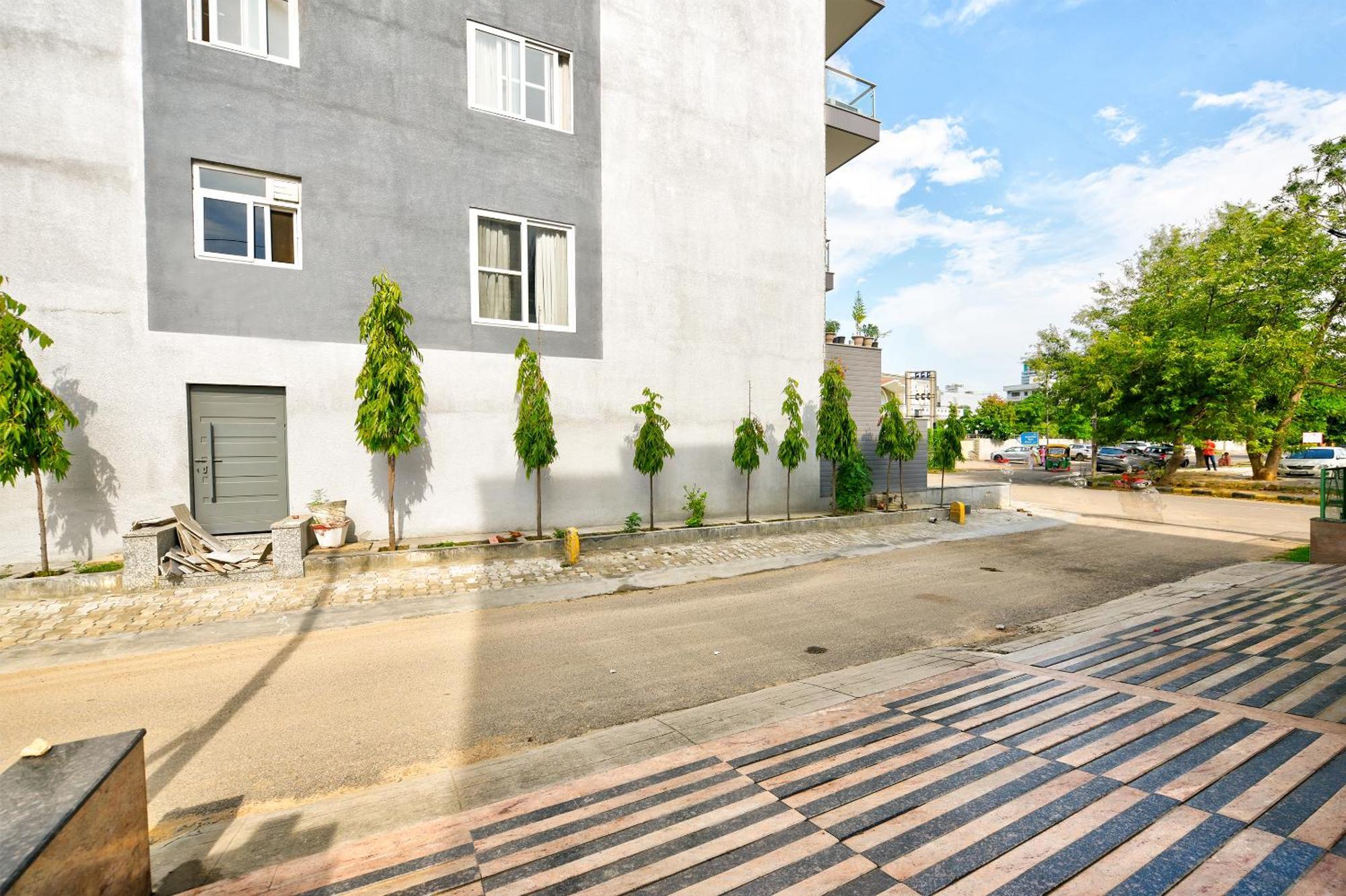 גורגאון Hotel Leaf 9 Boutique, Near Golf Course Road And Galleria Market מראה חיצוני תמונה