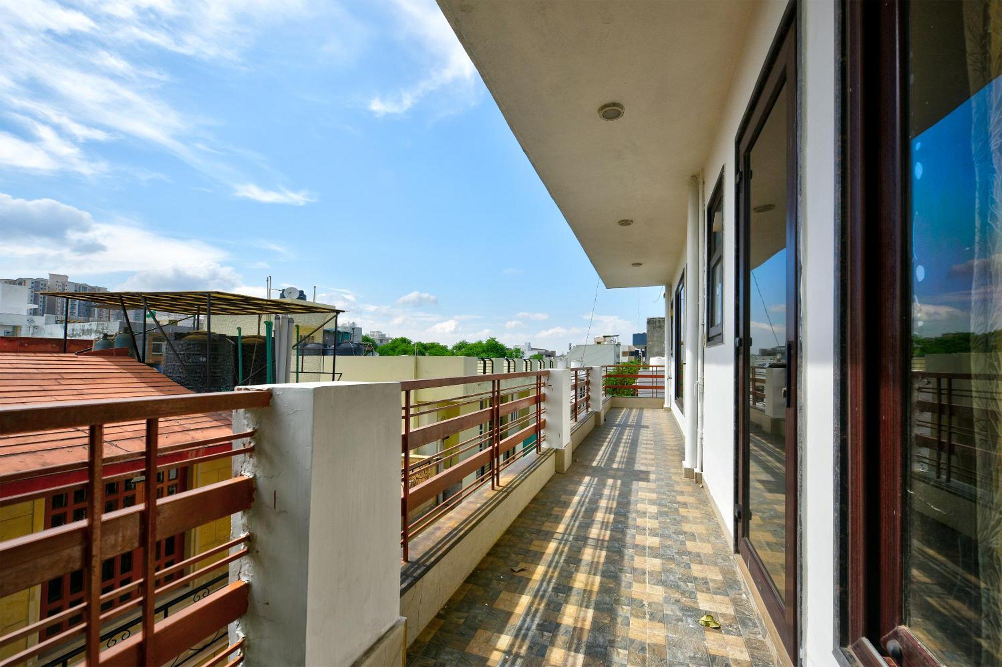 גורגאון Hotel Leaf 9 Boutique, Near Golf Course Road And Galleria Market מראה חיצוני תמונה