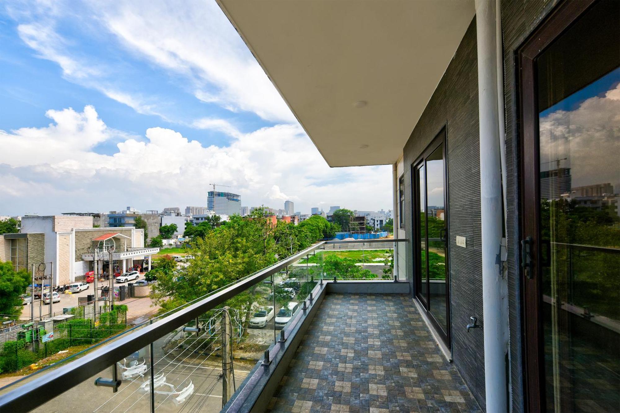 גורגאון Hotel Leaf 9 Boutique, Near Golf Course Road And Galleria Market מראה חיצוני תמונה