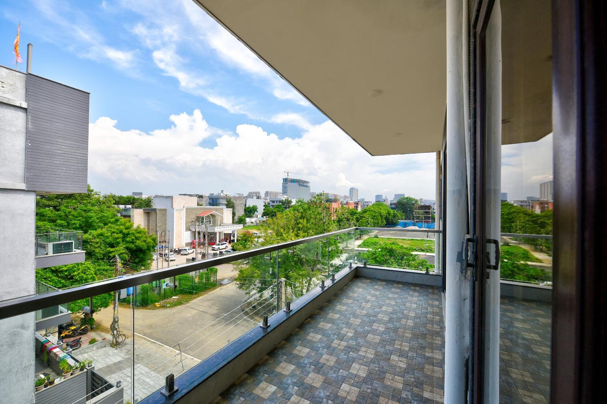 גורגאון Hotel Leaf 9 Boutique, Near Golf Course Road And Galleria Market מראה חיצוני תמונה