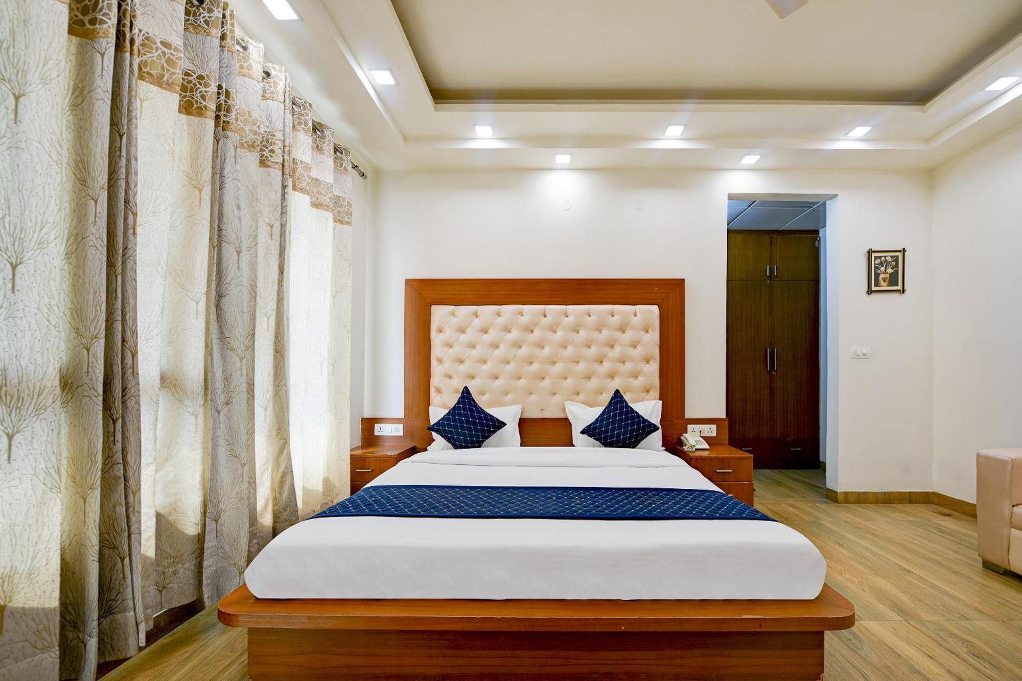גורגאון Hotel Leaf 9 Boutique, Near Golf Course Road And Galleria Market מראה חיצוני תמונה