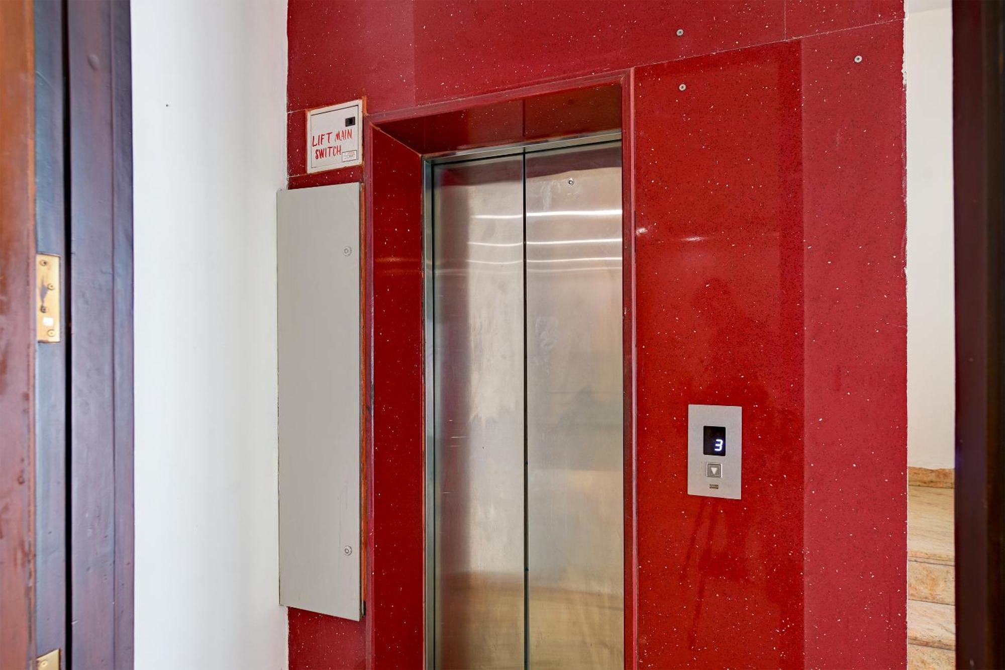 גורגאון Hotel Leaf 9 Boutique, Near Golf Course Road And Galleria Market מראה חיצוני תמונה