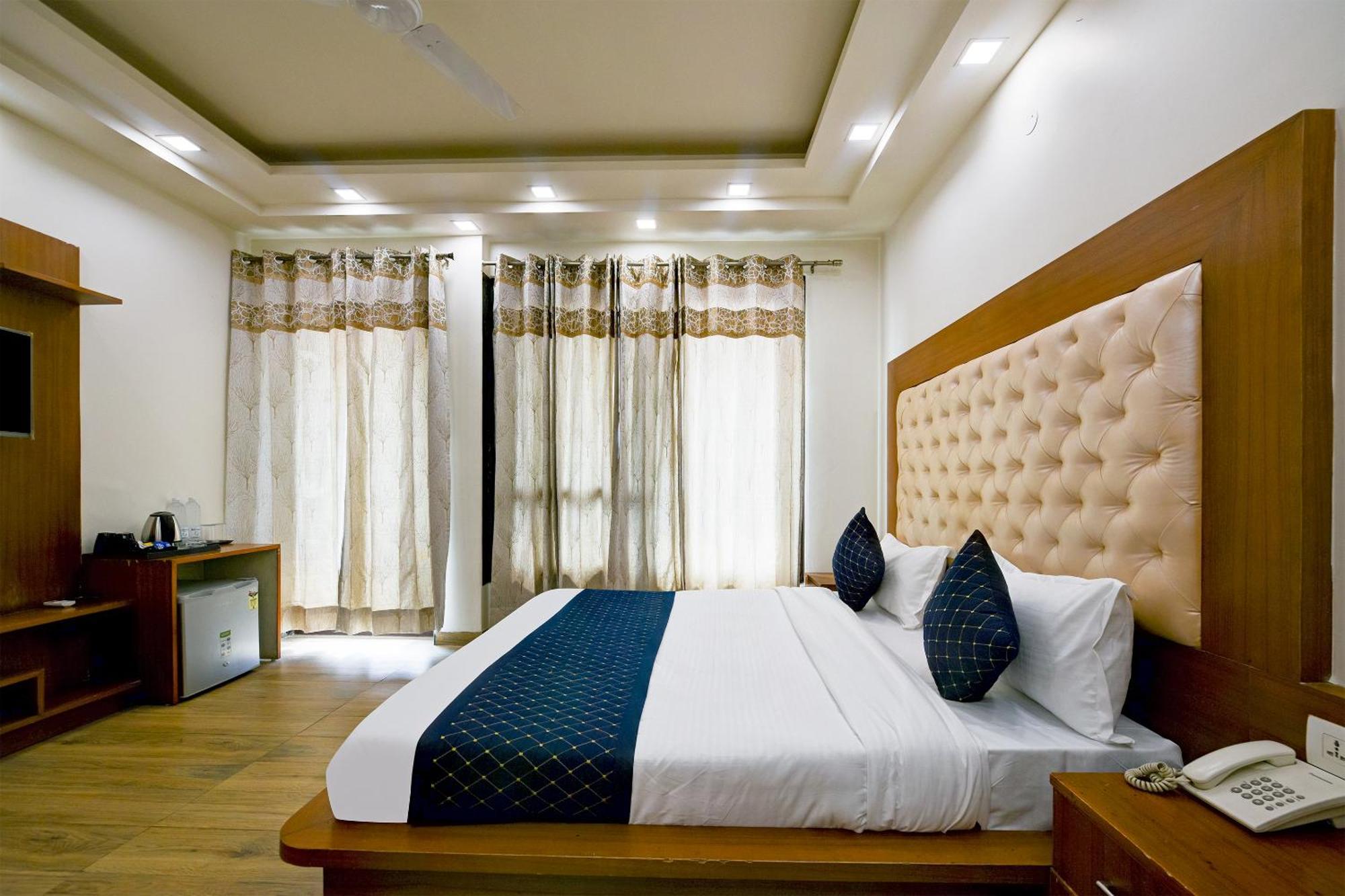 גורגאון Hotel Leaf 9 Boutique, Near Golf Course Road And Galleria Market מראה חיצוני תמונה