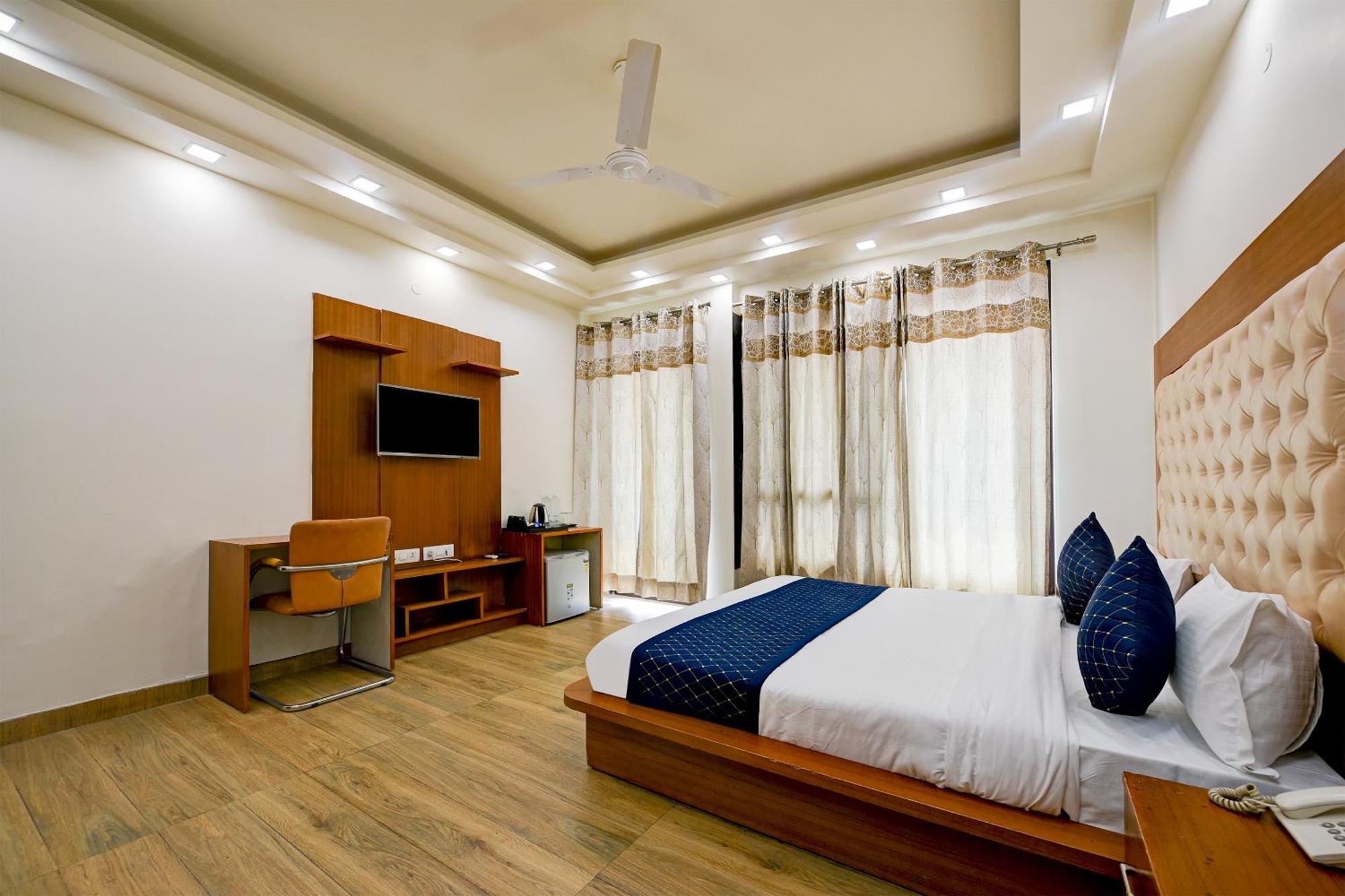 גורגאון Hotel Leaf 9 Boutique, Near Golf Course Road And Galleria Market מראה חיצוני תמונה