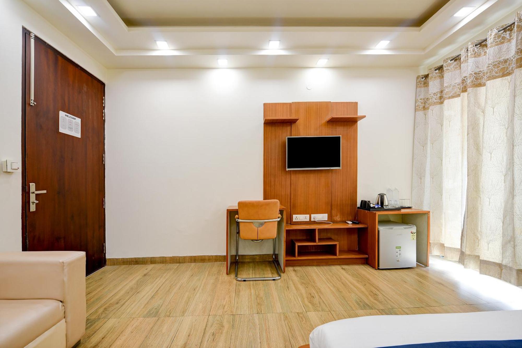 גורגאון Hotel Leaf 9 Boutique, Near Golf Course Road And Galleria Market מראה חיצוני תמונה
