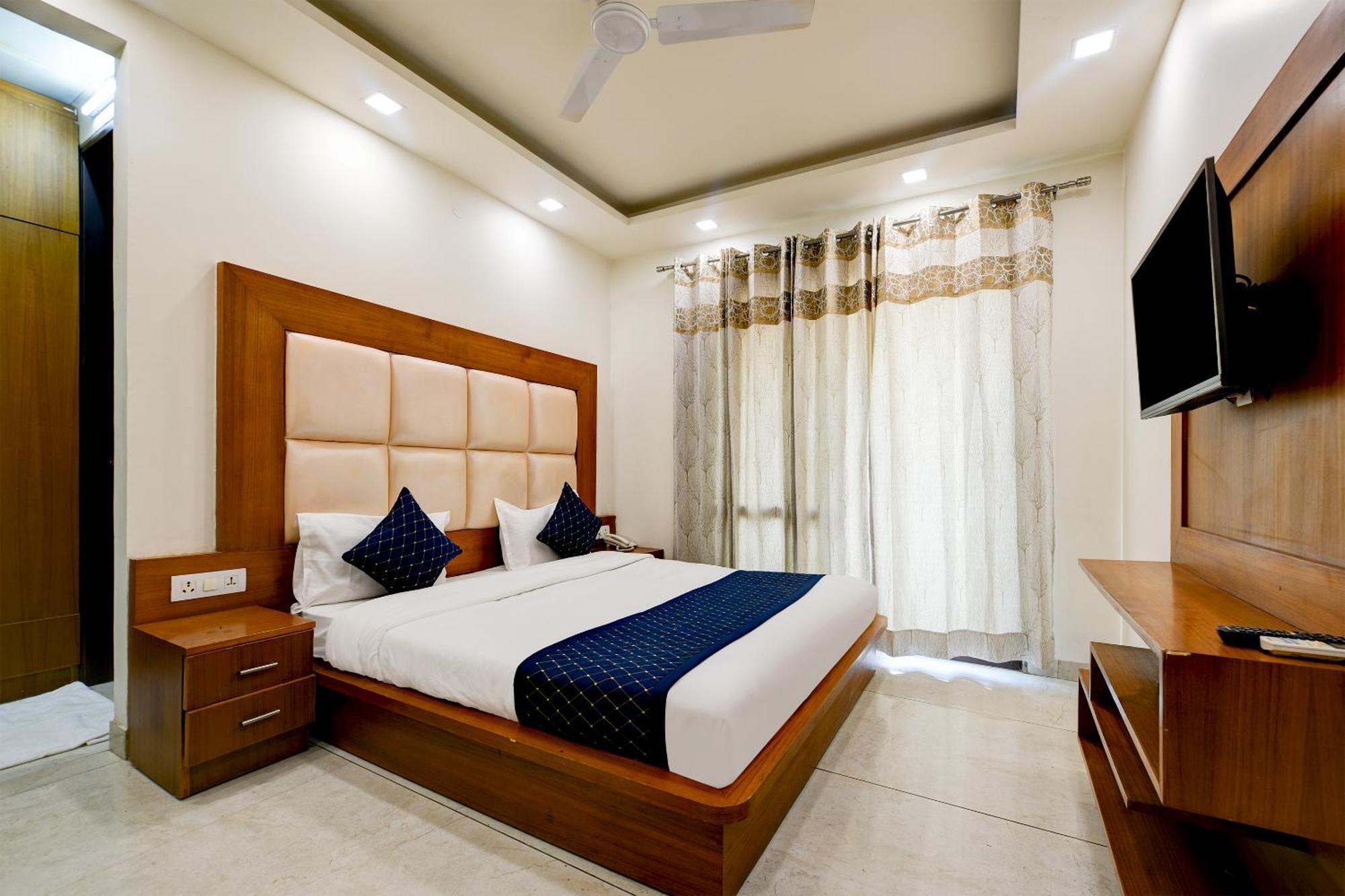 גורגאון Hotel Leaf 9 Boutique, Near Golf Course Road And Galleria Market מראה חיצוני תמונה
