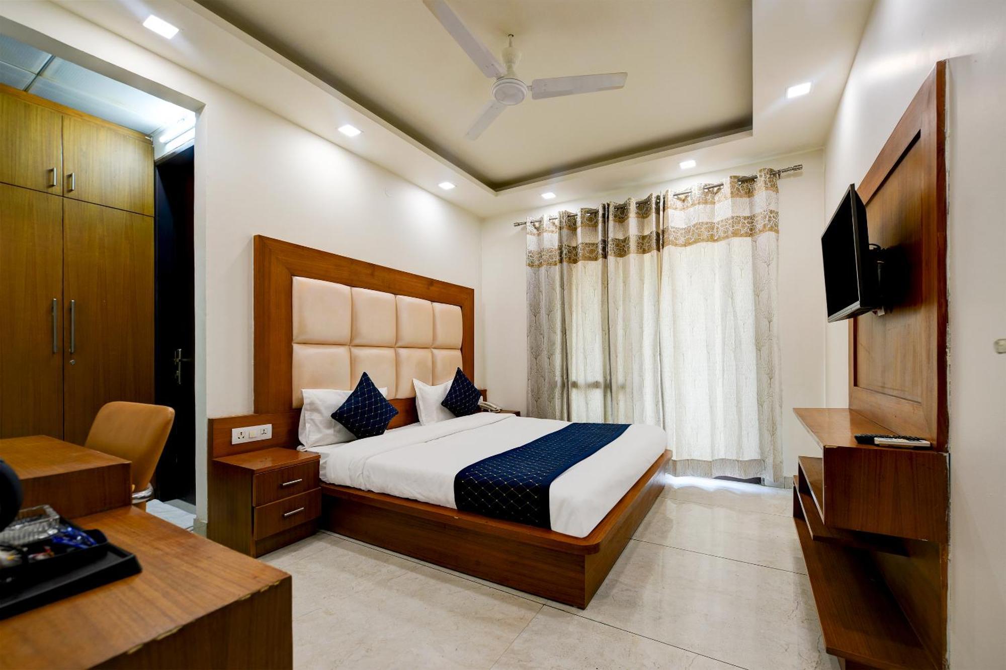 גורגאון Hotel Leaf 9 Boutique, Near Golf Course Road And Galleria Market מראה חיצוני תמונה