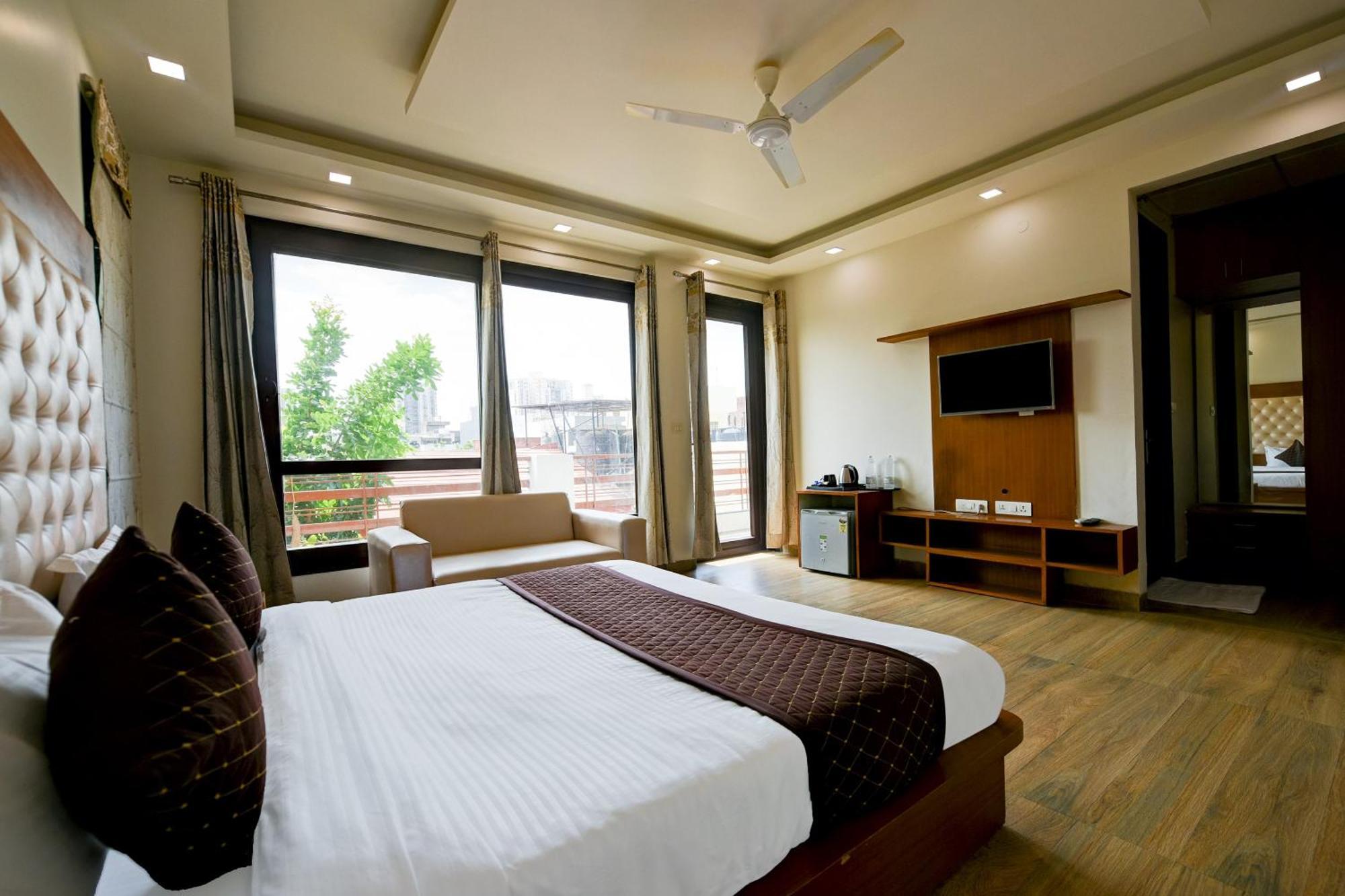 גורגאון Hotel Leaf 9 Boutique, Near Golf Course Road And Galleria Market מראה חיצוני תמונה