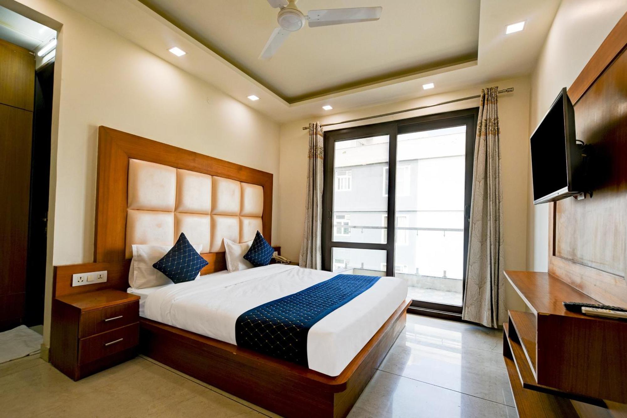 גורגאון Hotel Leaf 9 Boutique, Near Golf Course Road And Galleria Market מראה חיצוני תמונה