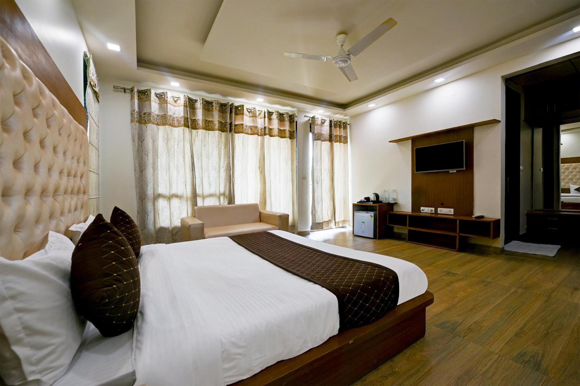 גורגאון Hotel Leaf 9 Boutique, Near Golf Course Road And Galleria Market מראה חיצוני תמונה