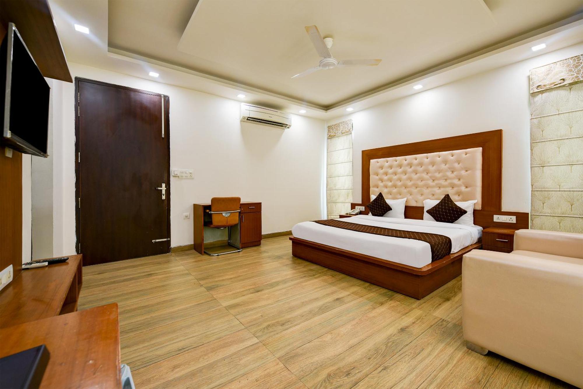 גורגאון Hotel Leaf 9 Boutique, Near Golf Course Road And Galleria Market מראה חיצוני תמונה