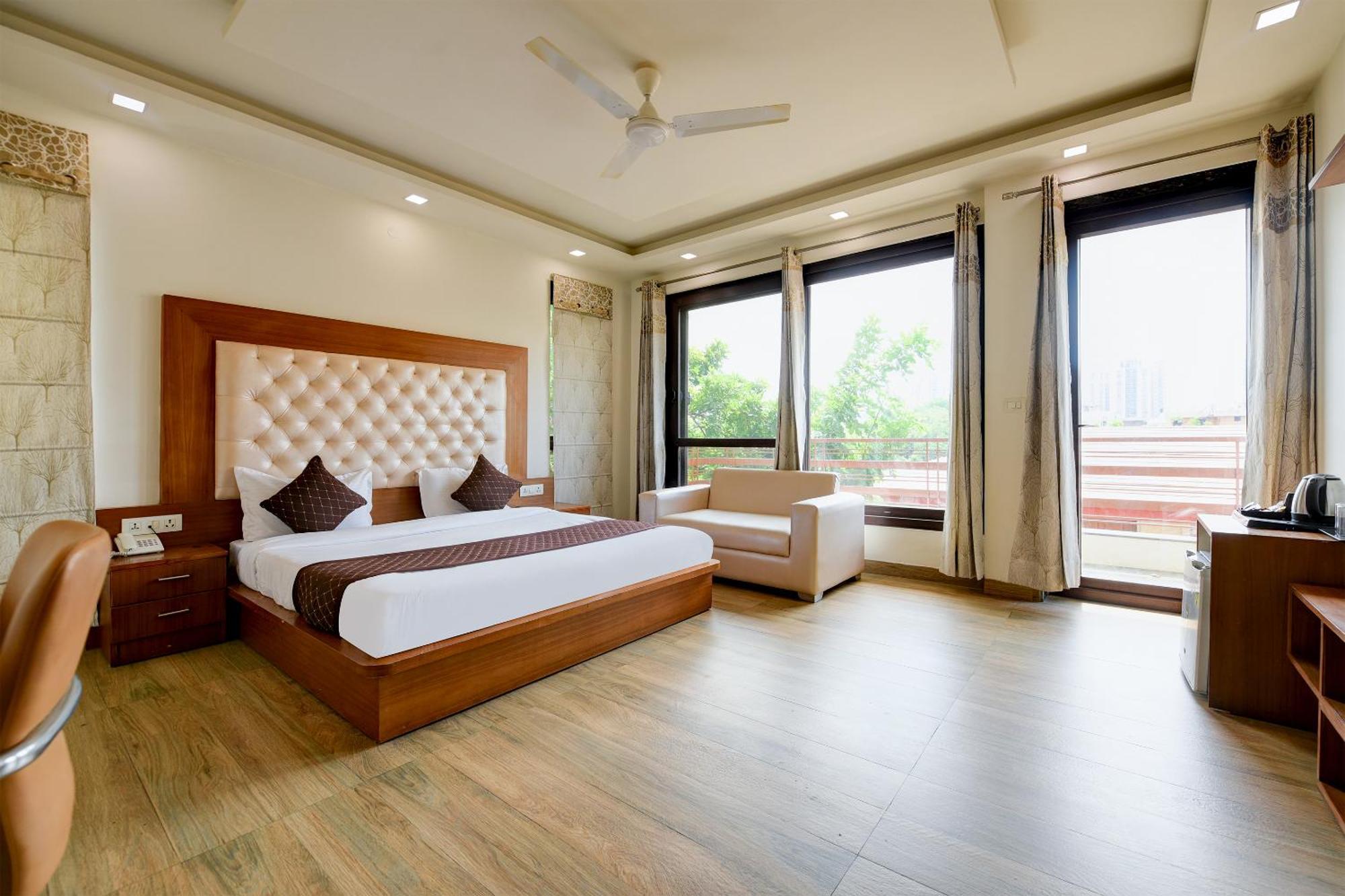 גורגאון Hotel Leaf 9 Boutique, Near Golf Course Road And Galleria Market מראה חיצוני תמונה