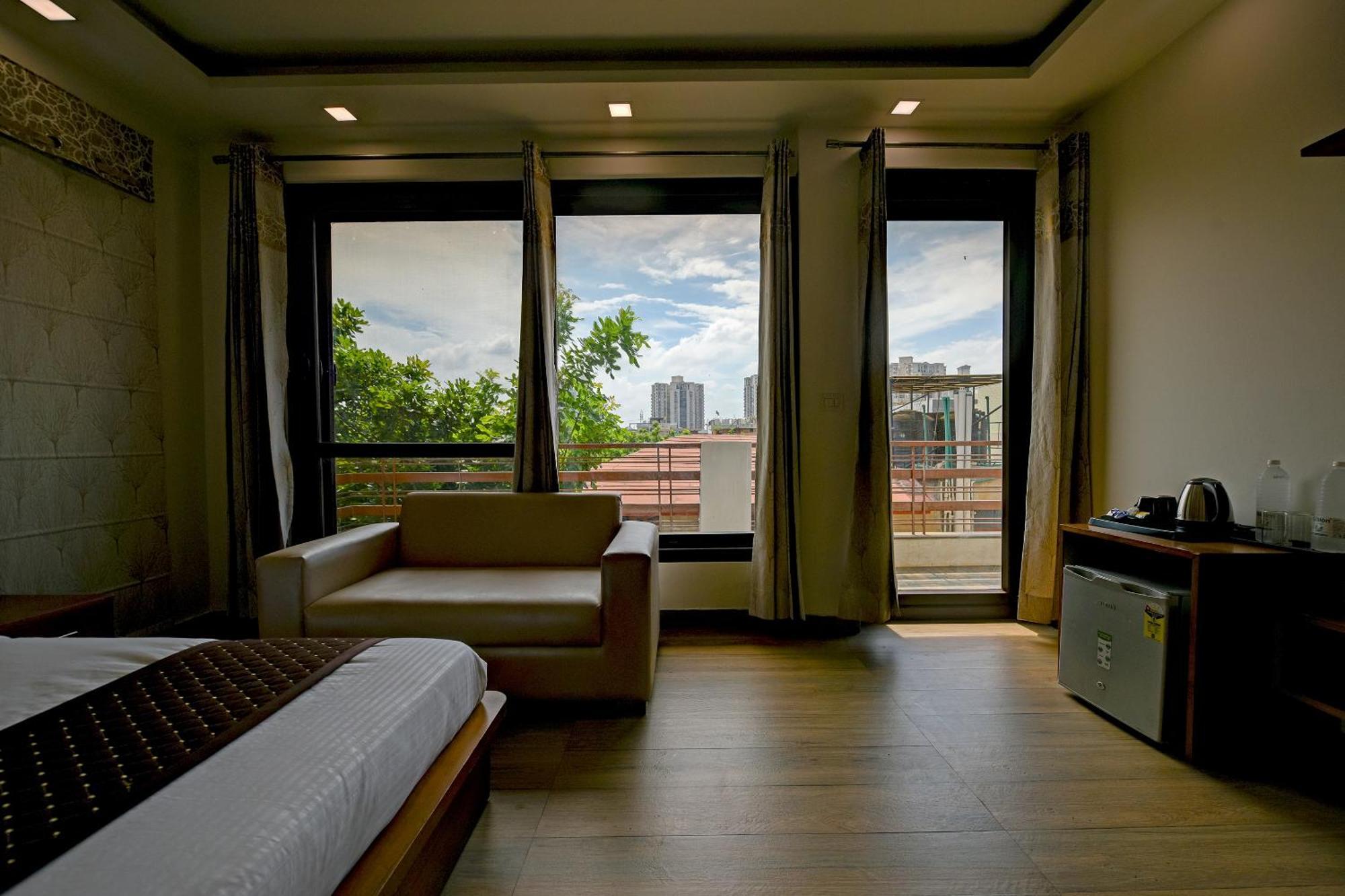 גורגאון Hotel Leaf 9 Boutique, Near Golf Course Road And Galleria Market מראה חיצוני תמונה
